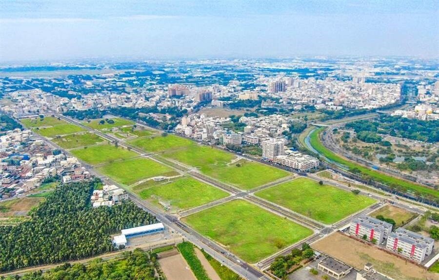 高雄岡山的87期重劃區,27日舉行完工和公園啟用儀式,將釋出17.59公頃住宅用地。圖/高雄地政局提供