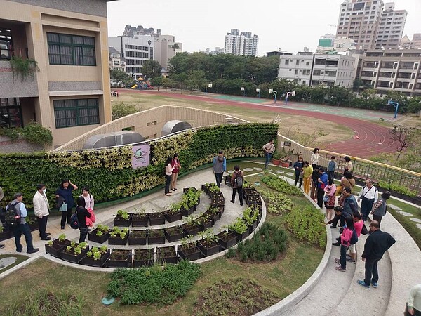 文華國小綠屋頂基地位於廚房頂的露台開放空間，西曬嚴重，在露台增設薄層綠地以促進隔熱降溫，減緩都市熱島效應。圖／高雄市環保局提供