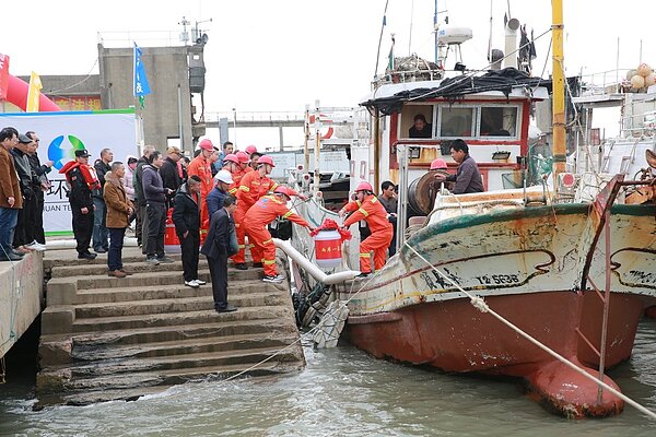 清水從黃岐配水廠經1.92公裡供水專管直抵客運碼頭對台供水站，早已等候在旁的6艘台輪開始接水。圖／人民網