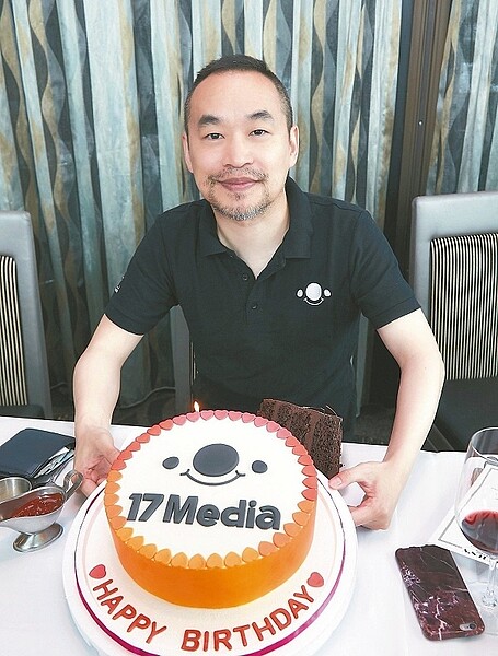 藝人黃立成近年來轉戰經營直播平台,集團公布第2季全球直播營收再創新高,目前累計全球註冊數已達4200萬人,每月活躍用戶超過100萬人,旗下簽約直播主近2萬名。圖/17 Media提供