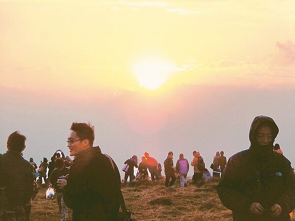 屏東墾丁龍磐公園迎曙光,是墾丁的年度觀光盛事。 圖/聯合報系資料照片