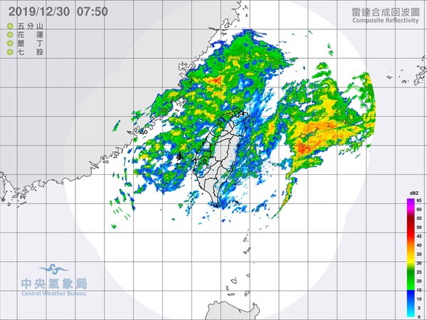 雷達回波圖顯示回波從台灣東、西兩側通過。圖／中央氣象局提供