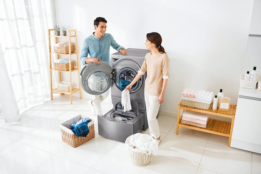 LG推出即日起至明年2月29日前,凡買指定型號洗衣機、免曬衣乾衣機或Styler智慧電子衣櫥,有機會獲得組合送LG PuriCare超淨化大白空氣清淨機、4000元全家禮物卡等好禮。圖/LG提供