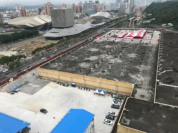 台北市南港區忠孝東路七段周邊新增不少重要建設,包括台北流行音樂中心(照片左上方建築),預計明年6月營運,另外南港機廠社宅(基地為照片中央部分),也已經正式動土。好房網News記者李彥穎攝