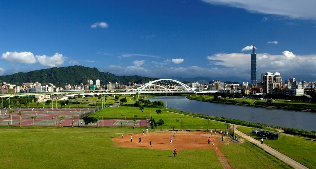 打房政策壓縮了市場交易量,卻無助於降低房價,大台北地區房價仍創新高。(圖/馮牧群)