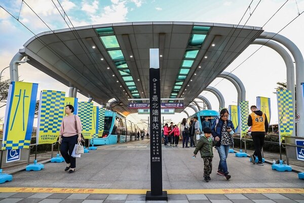 元旦起民眾只要搭乘淡海輕軌來到崁頂站都可以在月台上索取最北車站的到站證明與印章紀念。圖／新北捷運公司提供