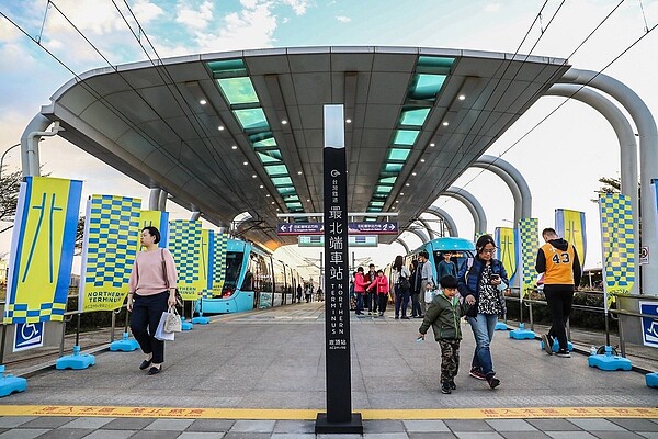 元旦起民眾只要搭乘淡海輕軌來到崁頂站都可以在月台上索取最北車站的到站證明與印章紀念。圖/新北捷運公司提供