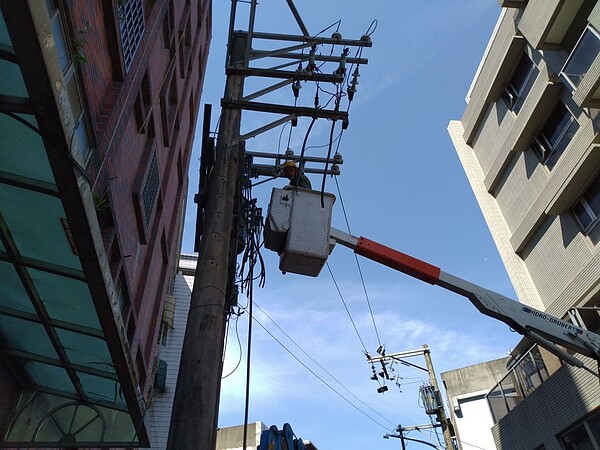 金山區電桿拆除前前置作業。圖/金山區公所提供