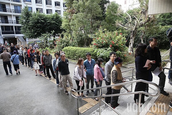 天氣風險管理公司總經理彭啟明說,未來一周天氣大致穩定,不過下周末可能有波冷空氣南下,會有溫度落差,要有心理準備。圖為去年底九合一選舉投票狀況。本報資料照片