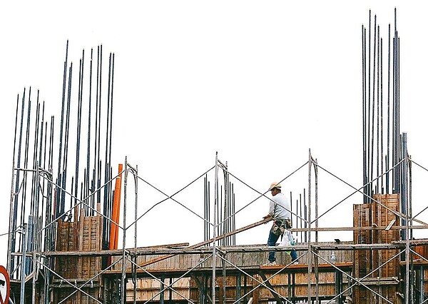 主計總處公布「事業人力僱用狀況調查」,營建工程業的空缺數年增2,000個,增幅最大,反映營建、不動產業景氣較佳影響,用人需求增加。 本報系資料庫