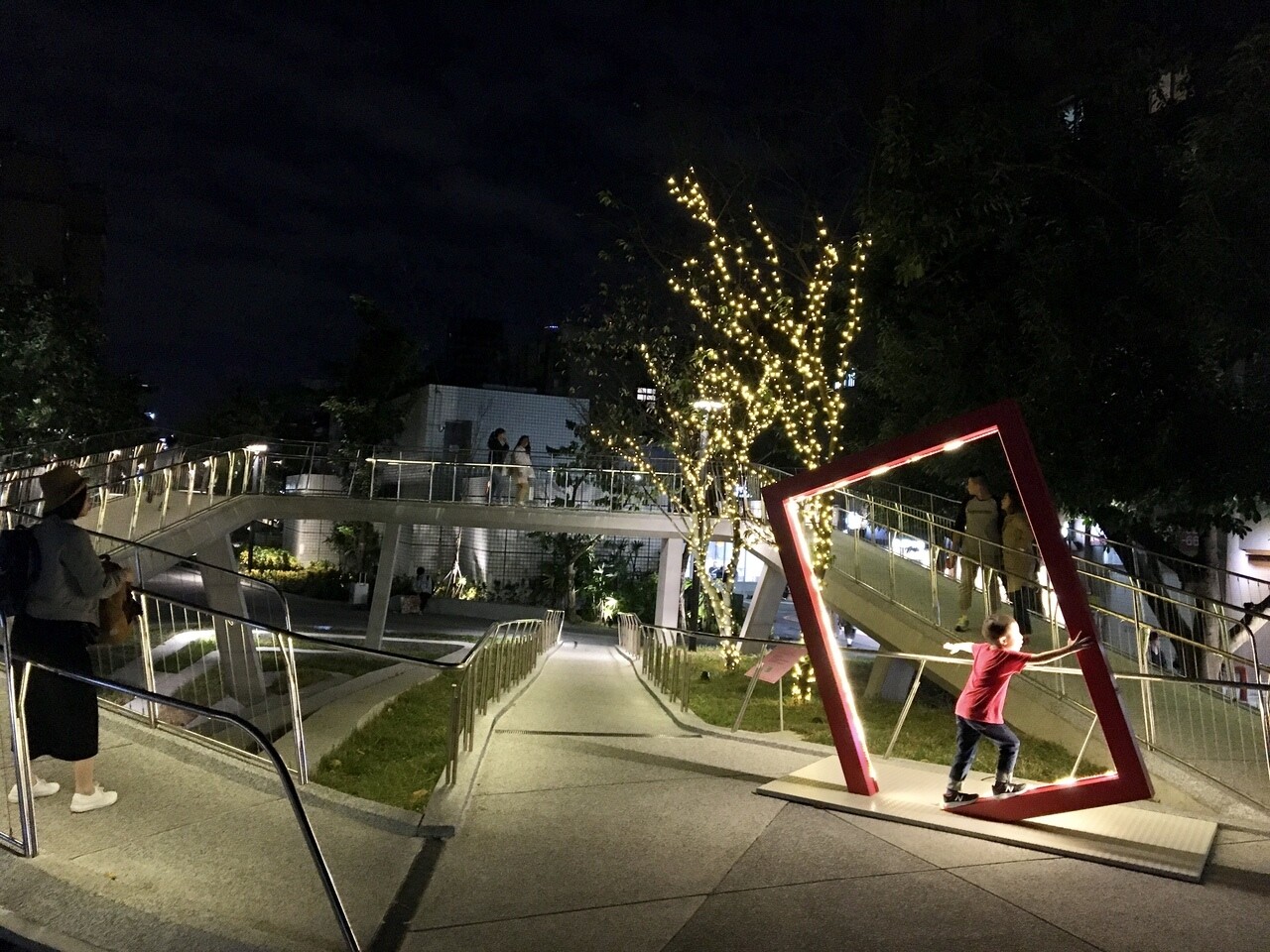 109年1月1日起,北市捷運線形公園改為全面禁止吸菸場所,違規者依法可處2000元以上1萬元以下罰鍰。圖/台北捷運公司提供