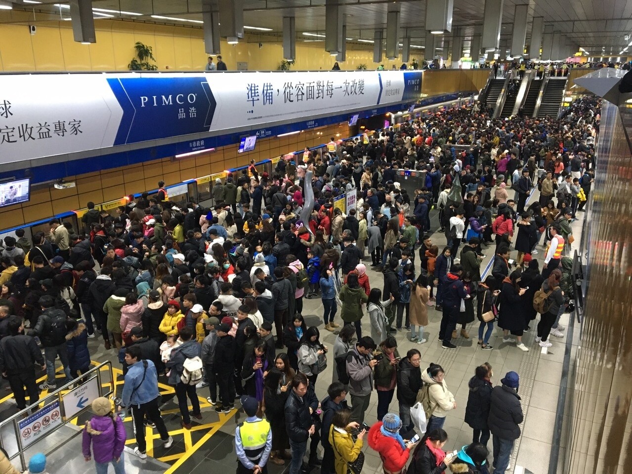 一年一度的台北101煙火施放完畢後，台北捷運陸續湧入返家人潮，將捷運站塞的水泄不通，捷運市政府站出現大量跨年離場人潮。圖／記者郭頤攝影