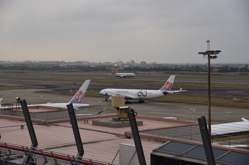 無人機闖入降落航道，桃園機場昨晚七至八時暫停降落，五千旅客受影響。 圖／聯合報系資料照