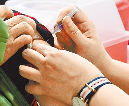 第三階段公費流感疫苗今天開打,主要接種對象包括50至64歲成人、孕婦及6個月內嬰兒的父母及安養、養護、長照機構人員等。(本報資料照)