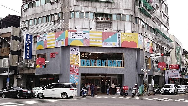 全新品牌「85度C DAY BY DAY」，全台首店插旗台中市美村路商圈。（曾麗芳攝）