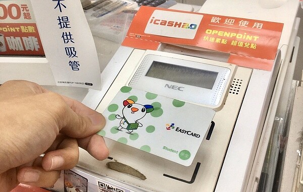 悠遊卡31日下午發生超商自動加值功能異常,經檢視後陸續恢復正常。 記者郭頤/攝影
