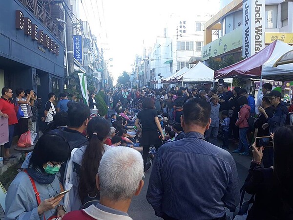 傳統市場常被詬病人車爭道，台中市環保局打造市場徒步區，超過9成消費者滿意，空氣品質也變好，今年將繼續試辦。 圖／台中市環保局提供