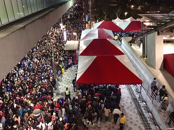 在桃園2020跨年晚會、五月天跨年演唱會加持之下,桃園捷運全線單日總運量達14萬人次,刷新營運以來最高紀錄。圖/桃園捷運公司提供