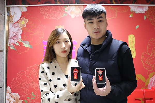 中和戶政推出Q版鳳袍馬褂造型的隨身碟,現場幫新人側錄幸福剪影,附上最甜蜜的影像。圖/新北市民政局提供