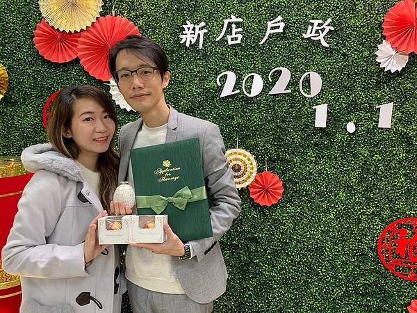 在新店戶政登記結婚的蔡小姐與她的先生。圖/新北市民政局提供