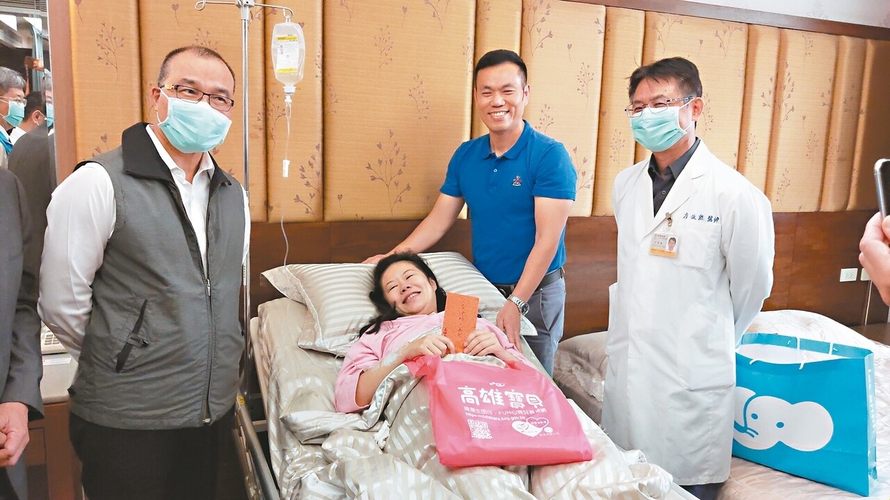 高雄市副市長葉匡時(左一)昨探訪生下元旦寶寶的鄭姓夫婦,送上生育津貼紅包,鼓勵他們再接再厲生下一胎。 圖/記者蔡容喬攝影