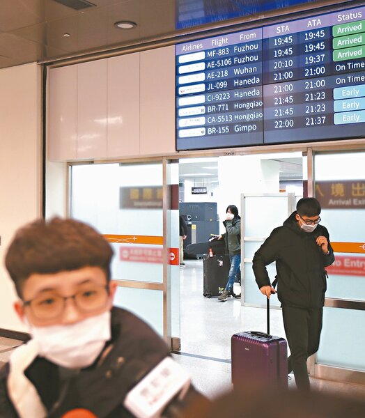 華信航空班機昨晚自武漢飛抵松山機場，很多乘客都戴上口罩。 記者蘇健忠／攝影