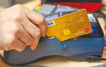 
國內刷卡量持續飆高，去年前11月信用卡簽帳金額達2.93兆元，已超越2018年全年2.88兆元，提前寫下歷史新高，全年上看3.2兆元。（張鎧乙攝）
 