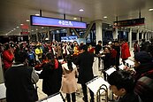 淡海輕軌迎新年「乘客」突演奏　全車唱「流浪到淡水」