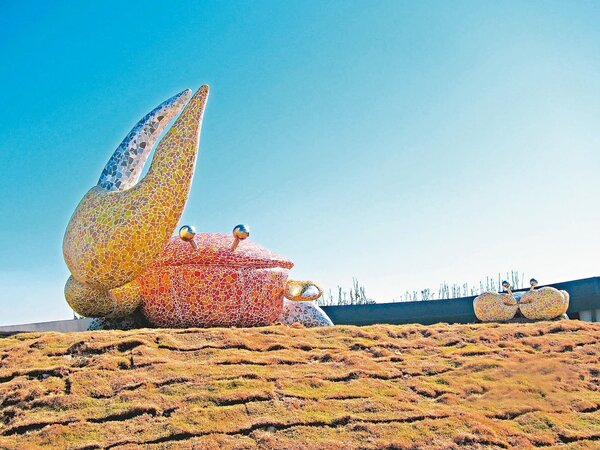 高美濕地的公共藝術作品「美麗的蟹逅」，可愛醒目。 圖／台中市文化局提供