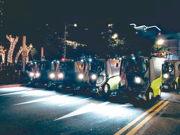 北市跨年晚會昨凌晨落幕，環保局這次投入6輛新型電動小型掃街車清掃。 圖／北市環保局提供