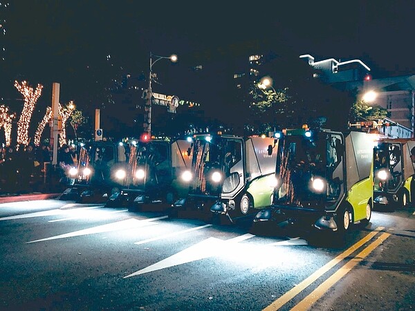 北市跨年晚會昨凌晨落幕,環保局這次投入6輛新型電動小型掃街車清掃。 圖/北市環保局提供
