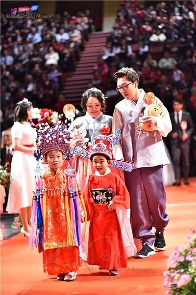 「佛化婚禮百年合,菩提眷屬闔家喜」
