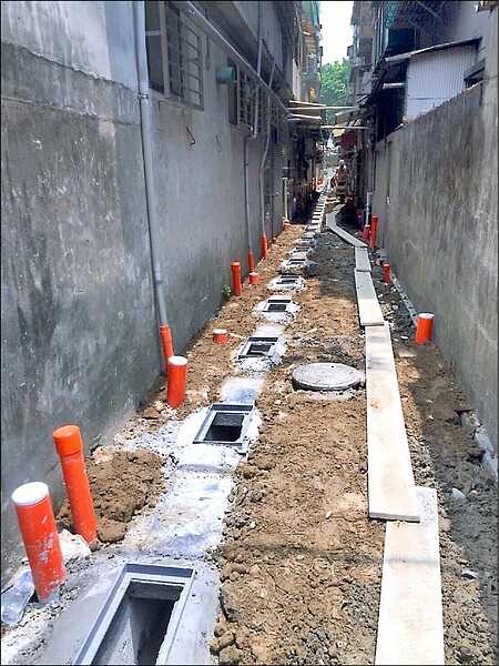 新北市去年在泰山、板橋、新莊等地區接連發生自來水管破裂,影響民生用水和交通,今年台水公司將原本兩年8億元的預算提高至20億元,全市約75公里長的老舊管線將依序汰換。圖/新北市水利局提供