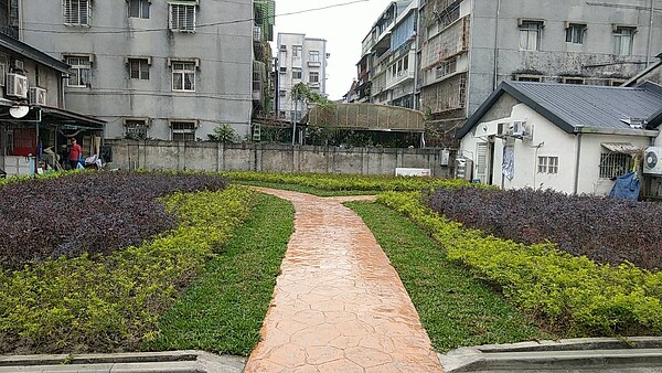 新北綠家園專案是市府各機關長期合作針對閒置公有土地的簡易綠美化計畫,執行8年來已完成300處。新北市政府提供