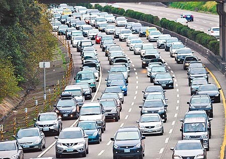 交通部高公局昨日公布今年春節疏導措施,從23日起連續7天,國道採單一費率且夜間免收通行費。圖為國道三號龍潭大溪北上路段塞車嚴重。(本報資料照片)