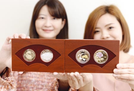 中央銀行2日宣布「庚子鼠年生肖紀念套幣」自1月14日起，在臺灣銀行各分行開賣。圖／記者王德為攝影