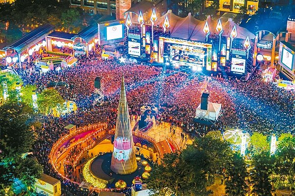 新北歡樂耶誕城落幕 ，市府統計共618萬人次造訪，再創新高。 圖／新北市觀旅局提供