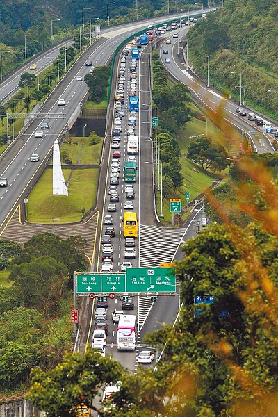 交通部高公局2日公布今年春節疏導措施,從23日起連續7天,國道採單一費率且夜間免收通行費。圖/中時報系資料照