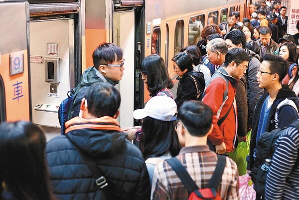 台鐵西部幹線春節車票今天凌晨零時開賣。 圖／聯合報系資料照片
