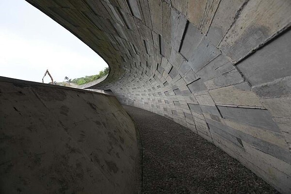 為因應空軍管制飛機失事現場，櫻花陵園及渭水之丘即日起全面管制。圖為櫻花陵園／截自宜蘭勁好玩網站