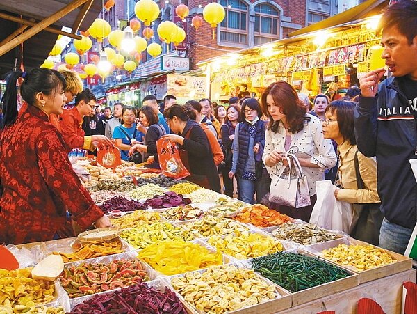 年節將屆，今年春節連假從小年夜開始放，民眾可利用多出假期安排行程。 記者陳柏亨／攝影