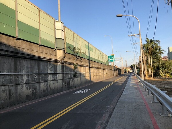 新北市工務局將原先吉林街的狹窄路面拓寬至7公尺,同時劃設車道分向標線,已在3日通車。圖/新北市工務局提供