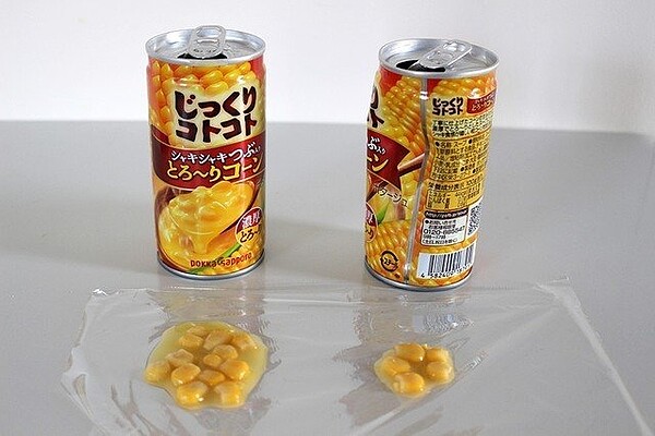 網友提供喝到玉米粒的小撇步,就是將罐身壓凹。圖/Maidonews