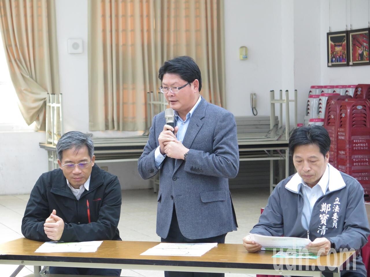 針對國道2號桃園區增設匝道案,立委鄭寶清(右)今天邀交通部政次黃玉霖(中)、高公局長趙興華(左)與市長鄭文燦等人現勘並向鄉親說明。記者張裕珍/攝影