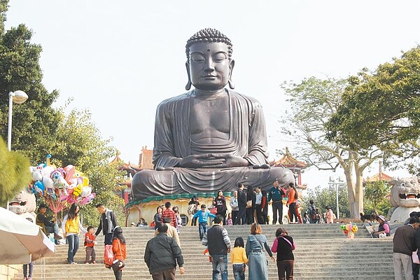 端坐八卦山的大佛，是彰化地標，卻漏水、落漆嚴重，新春過後即將大整修。（吳敏菁攝）