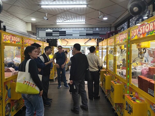 稽查小組稽查高雄市選物販賣機店計57家、營業用機台數1,108台,查獲違法改裝或加裝機41台及機台內放置成人用品7台。高雄市政府提供