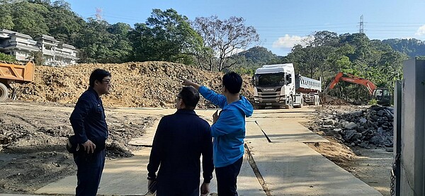 新北環境稽查重案組成員環保稽查員及員警在三峽紫微路土資場稽查,發現有砂石車司機非法將土石清運至此。新北市政府提供