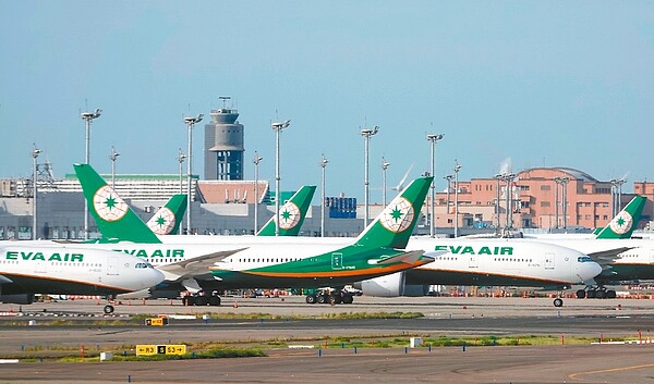 長榮航空3日BR868香港-桃園航班於機長降落前廣播時,一名旅客將餐盤摔至地面並離座,空服員前往請旅客回座,但旅客不願意配合,並推擠兩名空服員,致使其中一名空服員右手肘挫傷、瘀青。圖為長榮航空示意圖。 聯合報系資料照片