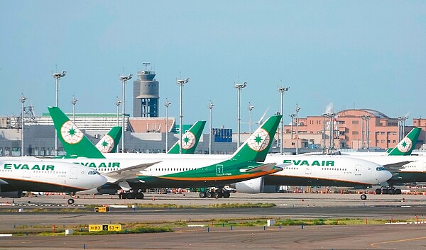 長榮航空3日BR868香港-桃園航班於機長降落前廣播時，一名旅客將餐盤摔至地面並離座，空服員前往請旅客回座，但旅客不願意配合，並推擠兩名空服員，致使其中一名空服員右手肘挫傷、瘀青。圖為長榮航空示意圖。 聯合報系資料照片