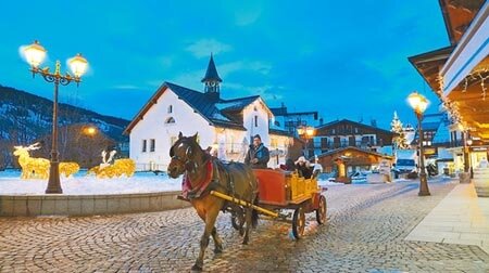
遊客可在梅傑夫搭傳統4輪馬車，飽覽浪漫的歐洲小鎮及雪山風光。（何書青攝）
 